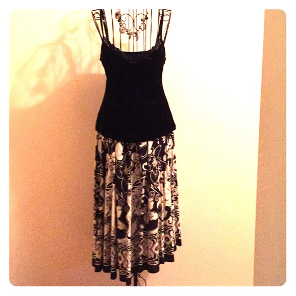 💲🔻 Velvety Fitted Camisole with Lace Neckline - Picture 2 of 5